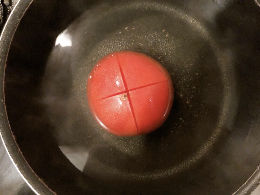 トマトをお湯に浸ける