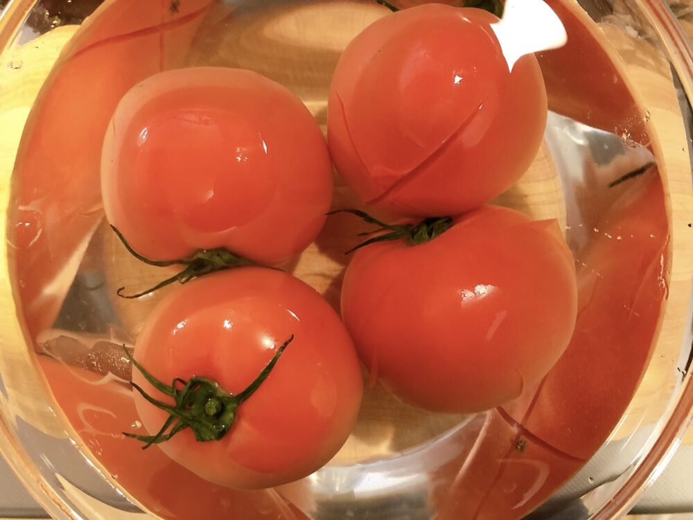 トマトを水に落とす
