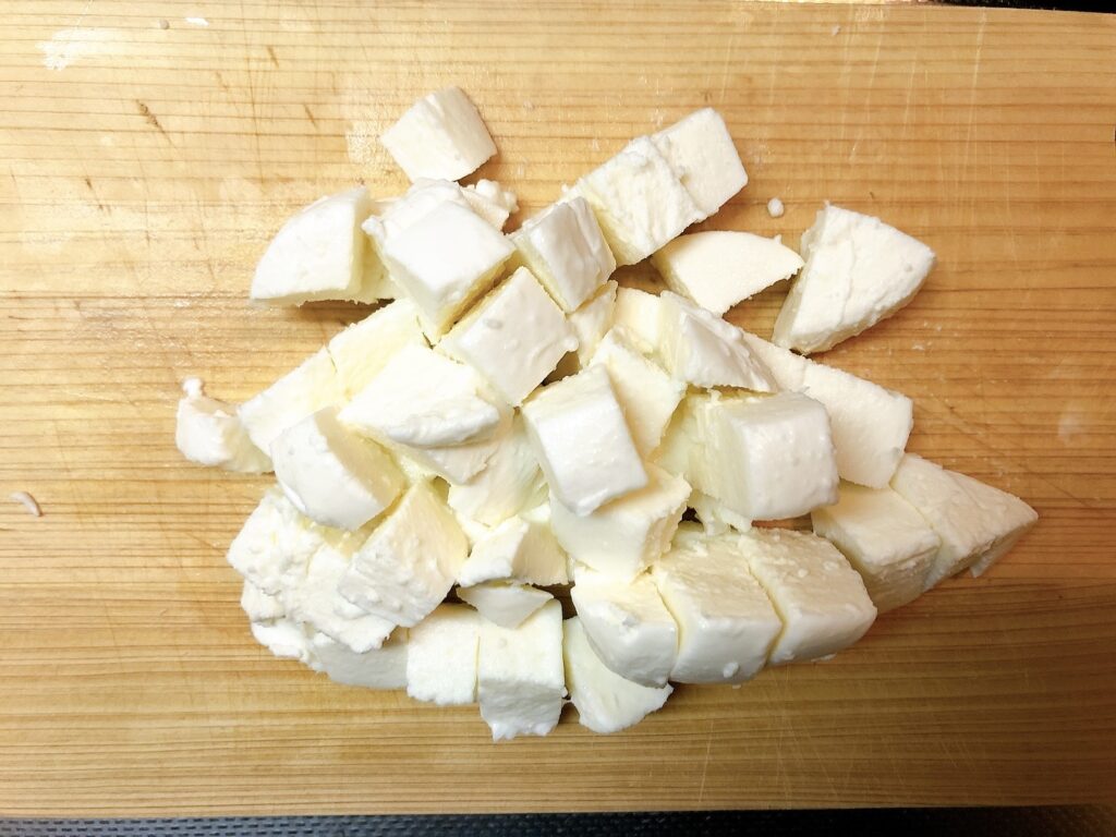 モッツァレラチーズを一口大に切る