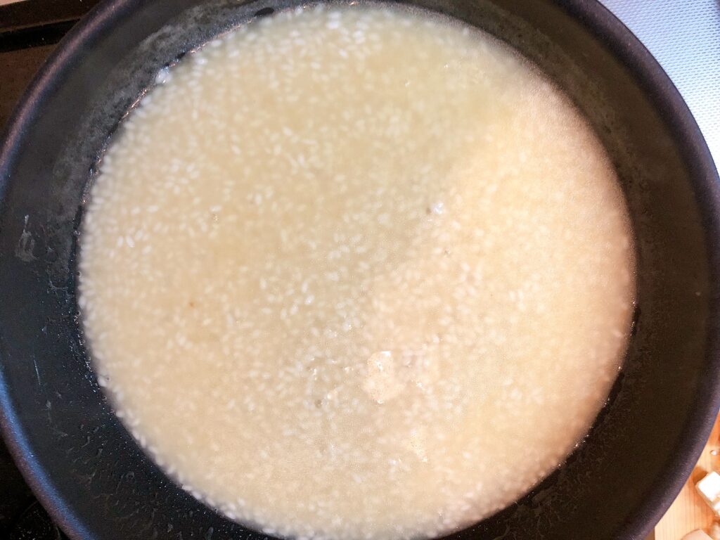 リゾット　米にスープを浸す